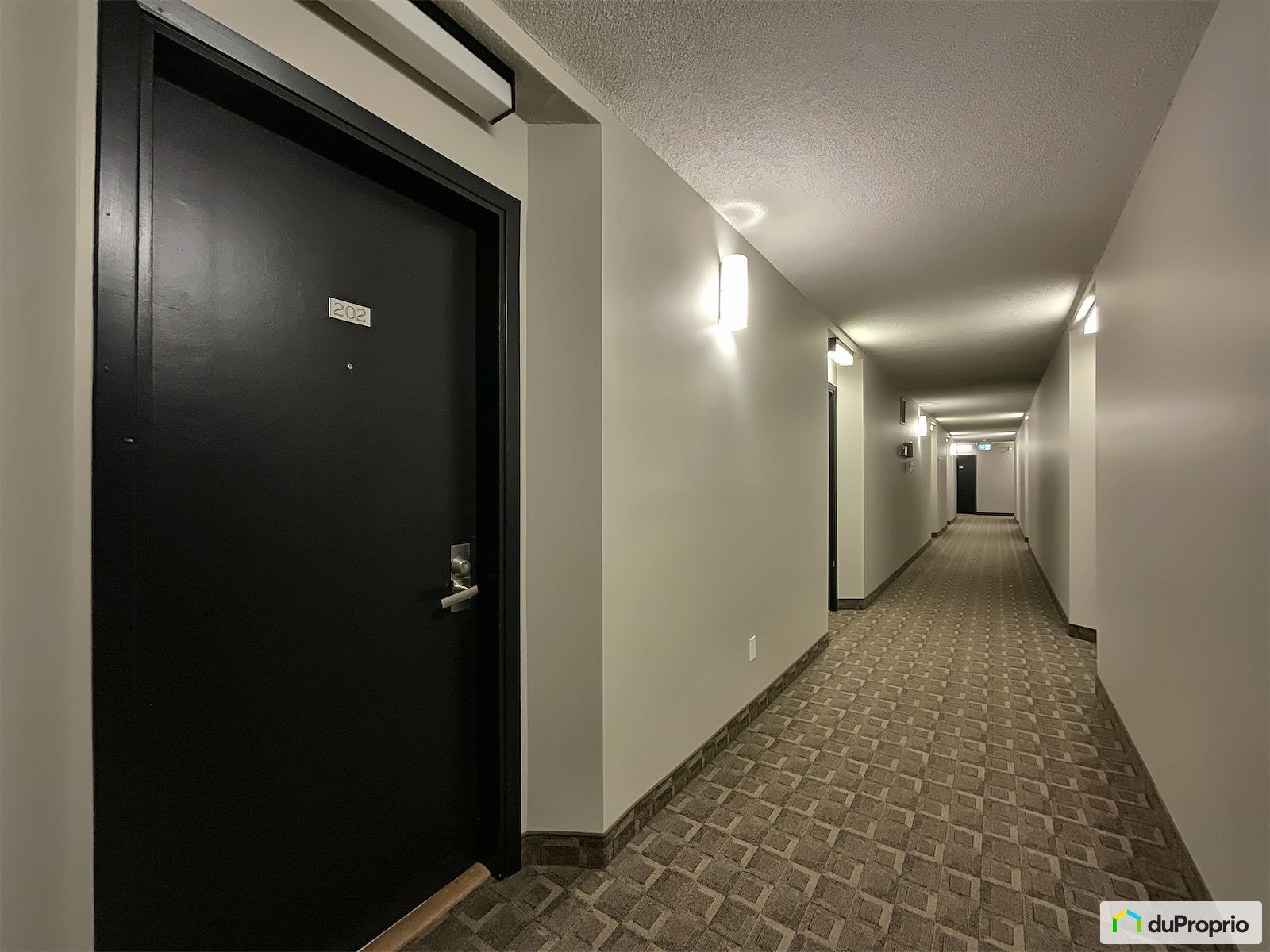 Condo 3-1/2 + Garage - 100% Rénové Dernière Étage à Longueuil — photo 3