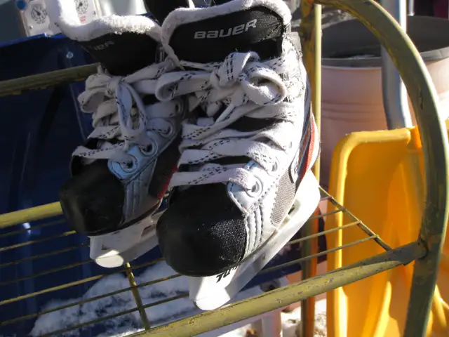 Youth BAUER VAPOR X 1.0 Ice Hockey Skates Size Y 7 R GC in Hockey in Winnipeg - Image 4