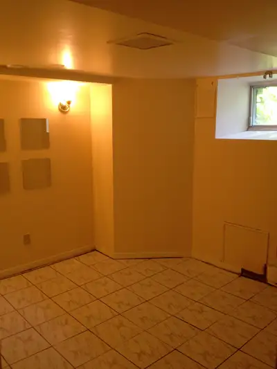 LOCATED IN THE HEART OF THE GLEBE- THIS SUITE CONSISTS OF CERAMIC TILINGS- HEAT AND WATER INCLUDED -...