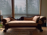 Sofa victorien antique restauré avec jetée et coussin décoratif.