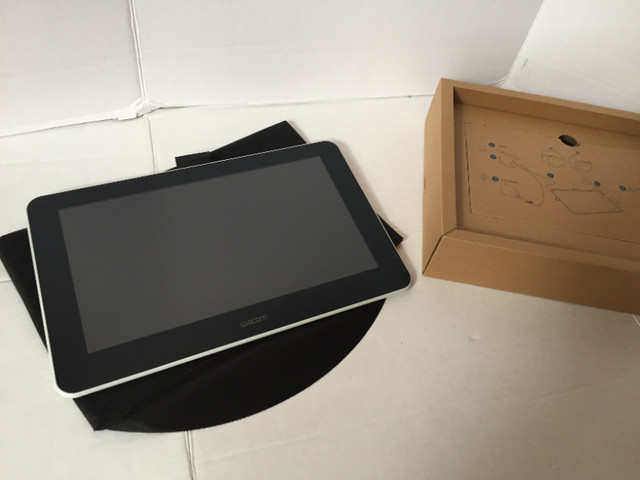 Wacom - One - Drawing Tablet with Screen, 13.3" Pen Display KSO- in iPads & Tablets in City of Toronto - Image 4
