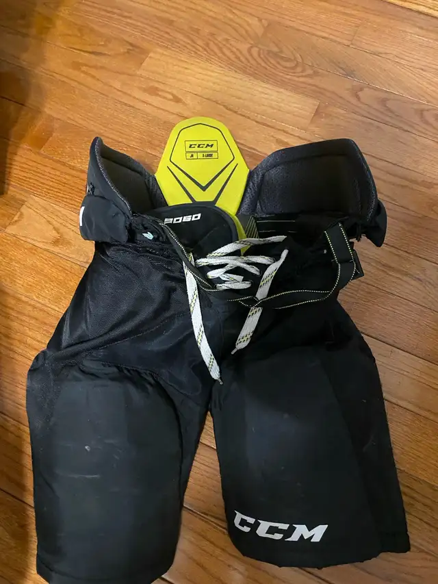 CCM hockey pants in Hockey in London - Image 2