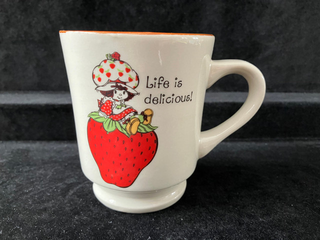 Vintage Strawberry Shortcake Life is Delicious! Mug dans Vaisselle et articles de cuisine  à Ville de Montréal - Image 2
