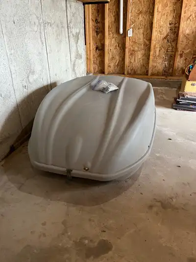 This SportRack Skyline cargo box provides extra storage space for your vehicle and is in pre-owned c...