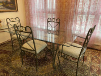 Table avec 4 chaises à vendre 