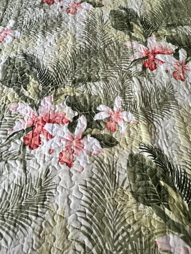 TROPICAL ORCHID TOMMY BAHAMA QUILT & SHAMS KING SIZE in Bedding in St. Catharines - Image 4