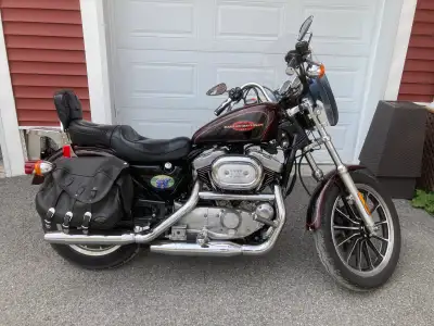 Moto en excellente condition avec Pneus neufs, batterie neuve, selle Mustang, pare-brise à démontage...