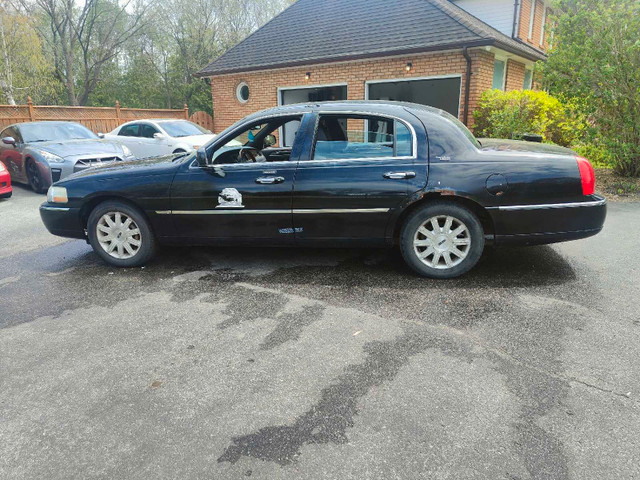 2008 Lincoln Town car in Cars & Trucks in Markham / York Region - Image 2