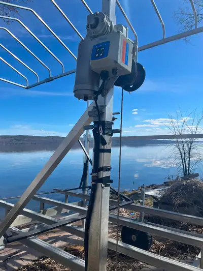Boat lift of 3500 lbs used for SeaDoo Switch including electric motor with 2 distance control, float...
