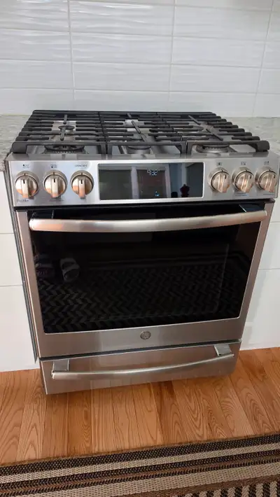 GE Profile range / Cuisinière GE Profile bi-énergie, View more