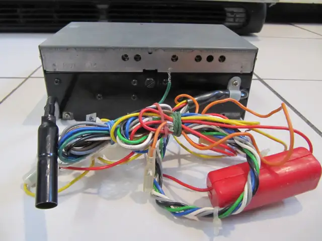 Classic Rare Jensen R420 AM/FM Cassette Car Stereo Circa 1979 in Arts & Collectibles in Mississauga / Peel Region - Image 7