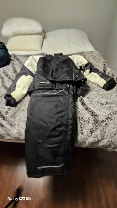 Habit motoneige pour femme. Noire. Porté 3 à 4 fois. Comme neuve.