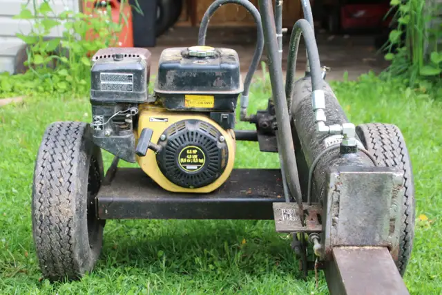 Log splitter in Lawnmowers & Leaf Blowers in Trenton - Image 4