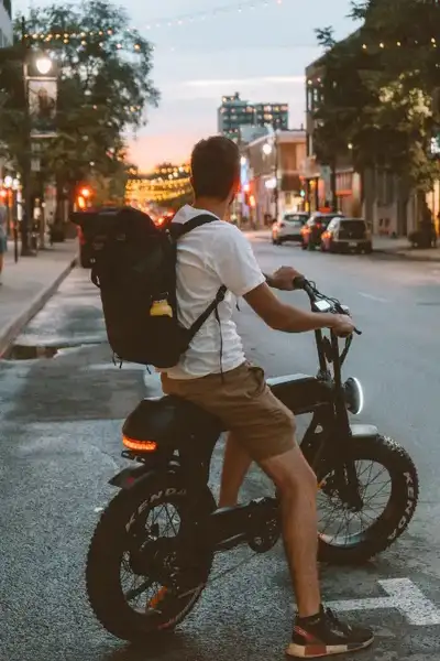 Fatbike de type scooter avec son moteur de 500W, le Volt est le moyen idéal pour se déplacer en vill...