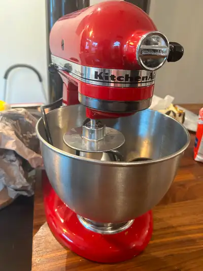 Je vends un robot pâtissier rouge, en très bon état à 250 dollars prix négociable. Puissance maximal...