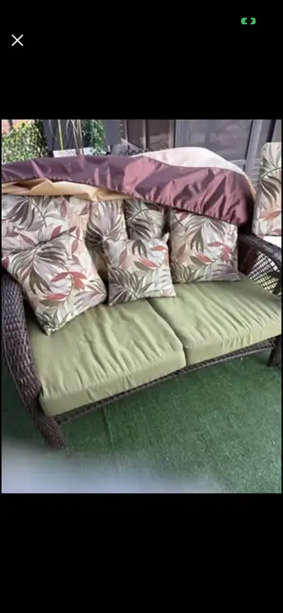 En tartan brun Avec coussins vert uni Les fleuris pas à vendre