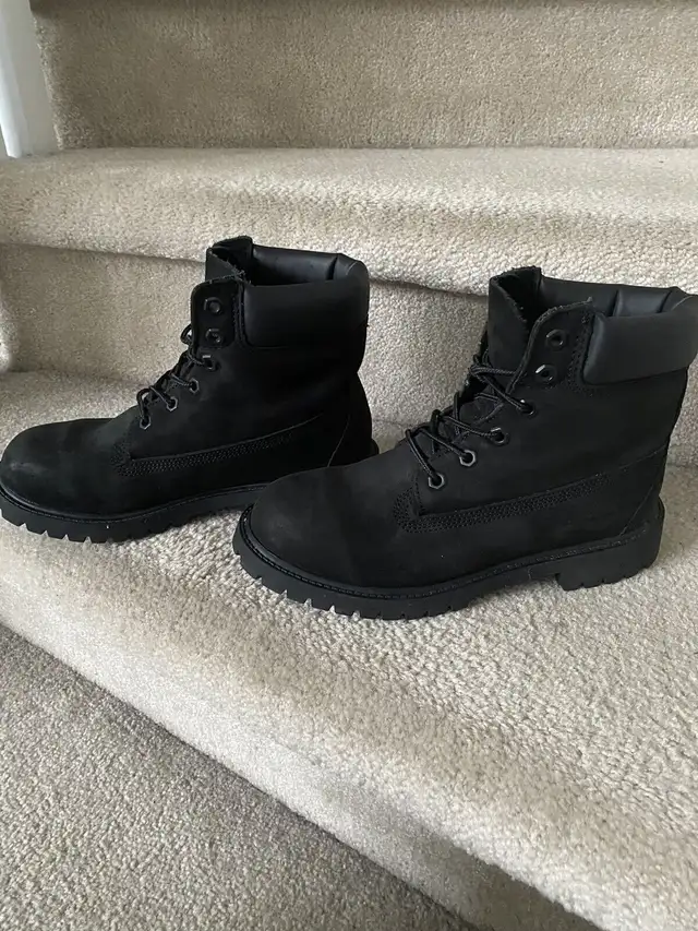 Boys Like New Timberland black boots - Sz 5.5 - $60 in Kids & Youth in Markham / York Region - Image 3