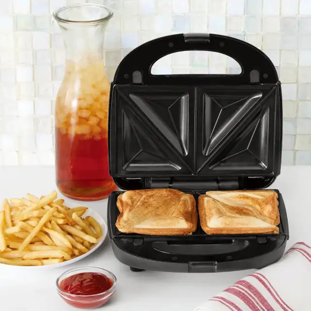 Mainstays 2-in-1 Waffle & Sandwich Maker (Ceramic Nonstick) in Toasters & Toaster Ovens in Mississauga / Peel Region - Image 6