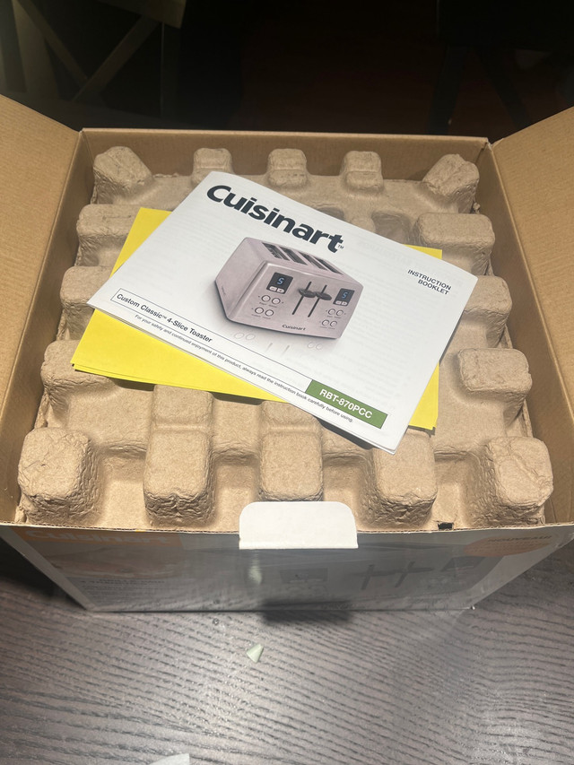Cuisinart toaster with original box, very clean, rarely use. in Toasters & Toaster Ovens in City of Toronto