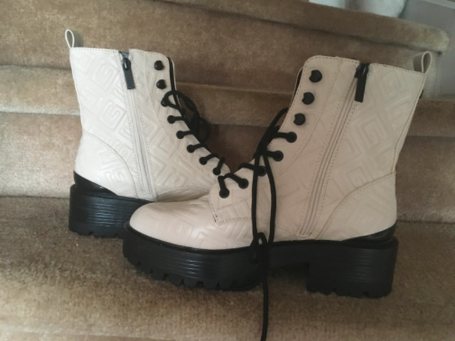 Bottes ( combat boots) de marque Guess. dans Femmes - Chaussures  à Longueuil/Rive Sud - Image 3