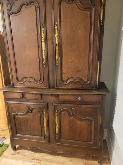 Superbe armoise antique en bois de style Louis 15, détails en bronze doré, se défait en 3 morceaux:...