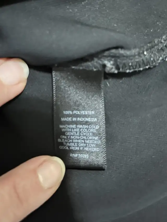 Express women’s extra small blouse, sleeveless button down black in Women's - Tops & Outerwear in Oshawa / Durham Region - Image 4