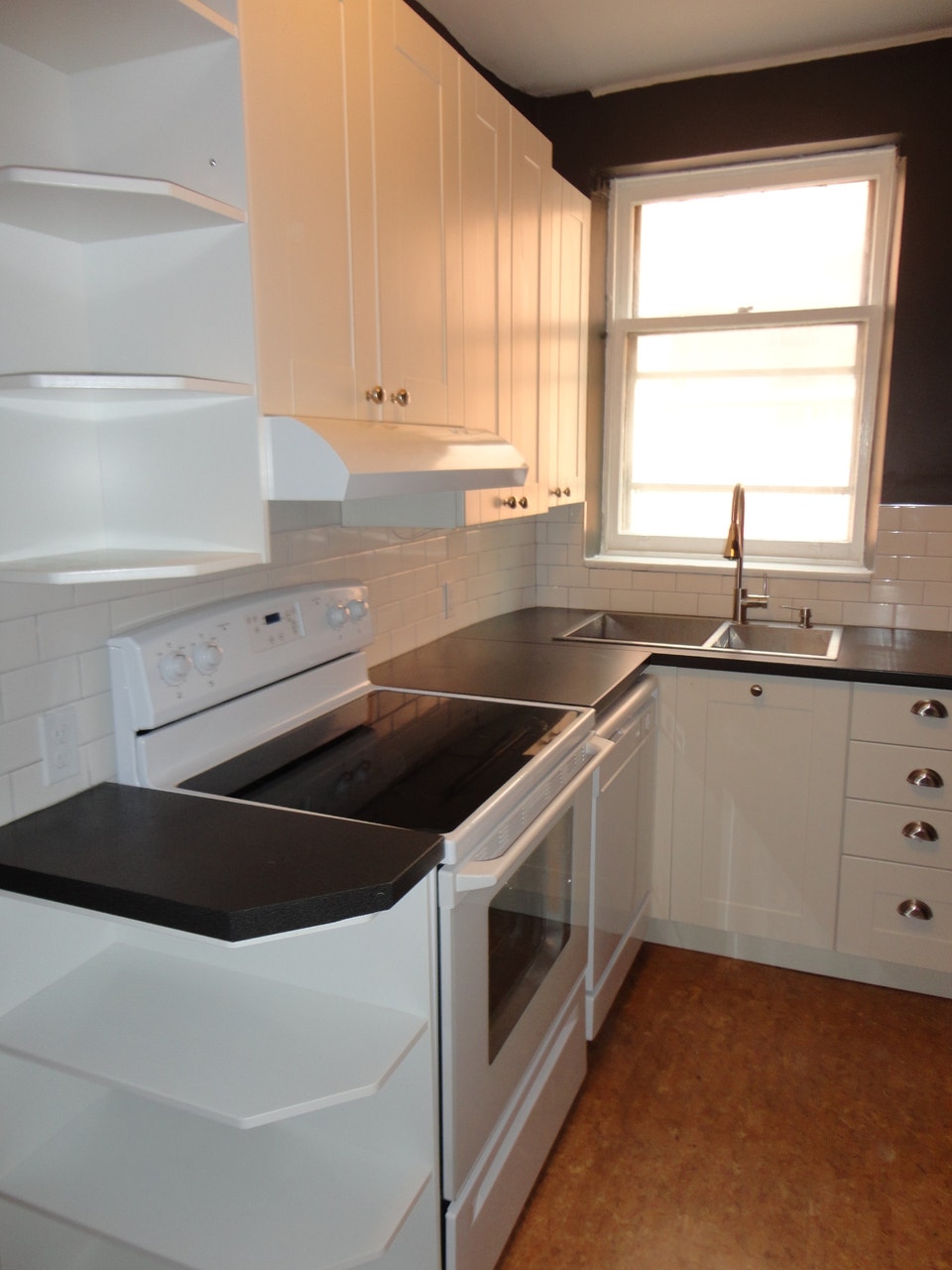 3 mo free -Bright top floor, 2 bedroom 4 1/2, renovated, Snowdon 5