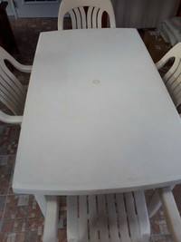 Table et chaises de patio en resine à vendre