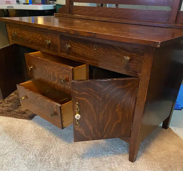 Antique Tiger Oak Dresser and Mirror in Dressers & Wardrobes in St. Albert - Image 9