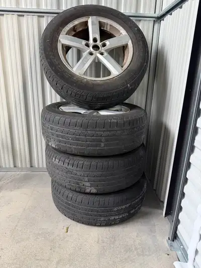 (No negociable) (No delivery) H3L 1Z8 Continental CrossContact LX tires and rims are size 225/65R17....