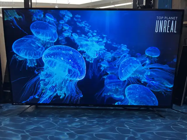 tv 55 sanyo 4K intelligente  avec petit défaut in TVs in Lévis - Image 2