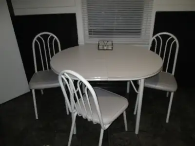 White / Grey Table Set come with 4 Chairs no rips 4ft x 3ft with middle leaf( very easy to re-do bot...