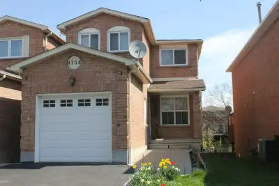 Beautifully maintained semi-detached home in a prime Eglinton & Central Parkway location in Mississa...