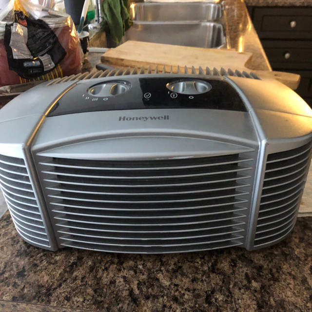 Honeywell air purifier for sale - no air filter. in Heaters, Humidifiers & Dehumidifiers in Oakville / Halton Region - Image 2