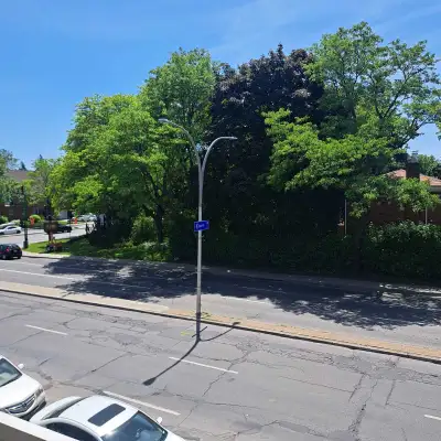Grande chambre lumineuse et bien entretenue est disponible à la location. *Près des métro Acadie et...