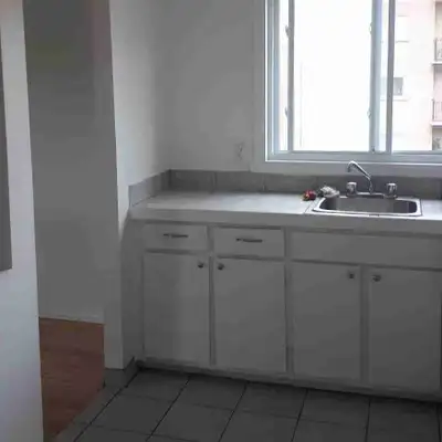 Grand 41/2 au 2e étage eau chaude fourni et un stationnement. Buanderie au sous-sol Proche de tout l...