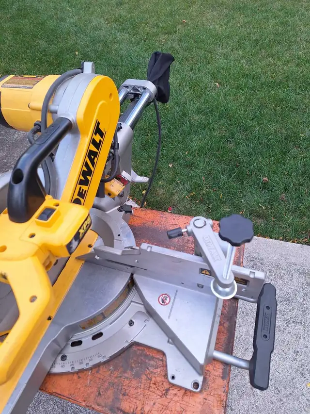 Dewalt DWS780 Dual bevel miter saw in Power Tools in Oakville / Halton Region - Image 4