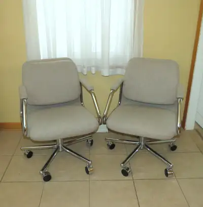 2 chaises de réunion ou de bureau. Siège pivotant. Dossier basculant. En tissu de couleur beige. Ave...