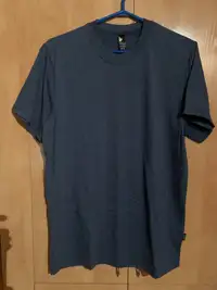Shorts, t-shirts, chandails medium et large pour hommes 5$ ch