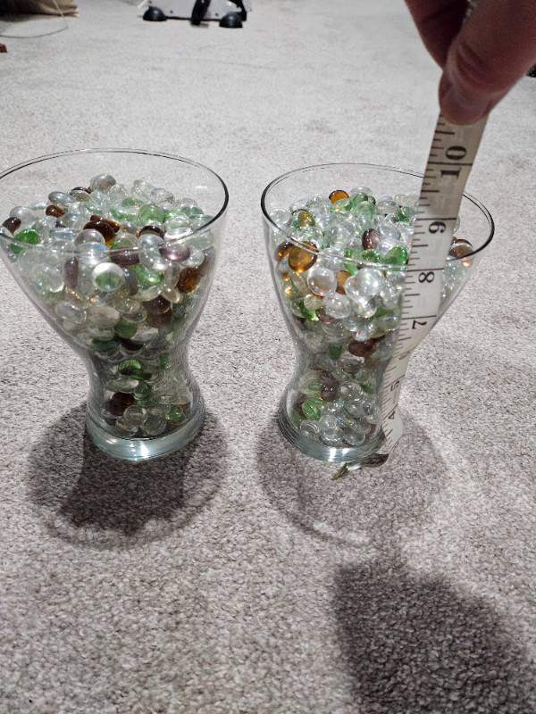 2 x Glass Vases w/ Glass Rocks in Home Décor & Accents in Sudbury - Image 2