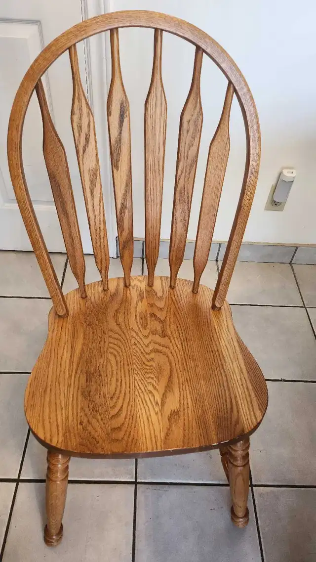 solid wood round table in Dining Tables & Sets in Bridgewater - Image 4