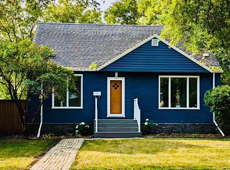 Spacious 4 bedroom House located in Prime Winnipeg location Long Term