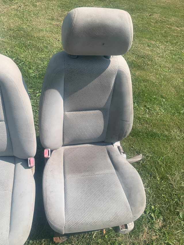 2007 - 2013 Chevy gmc truck / Suv Cloth bucket seats in Other in Hamilton - Image 4