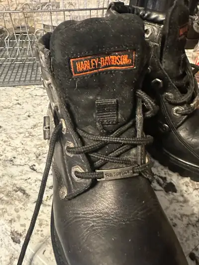 These boots were only wore a few times. The tread doesn’t even look like they’ve been touched with b...