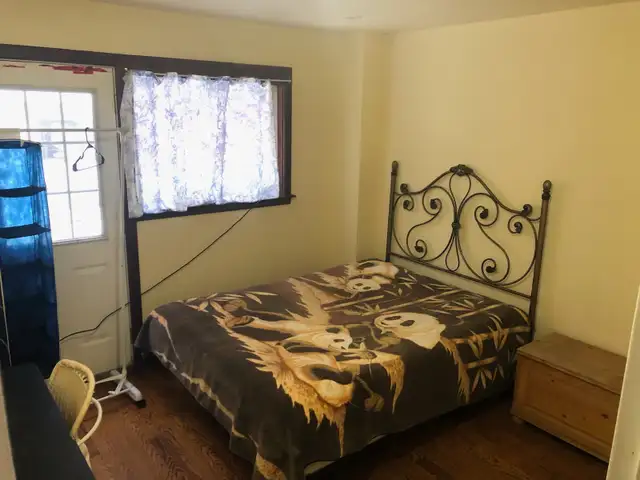 BRIGHT ROOM MAIN FLOOR-50m TO PLAZA STEELES / BATHURST NEAR BUS