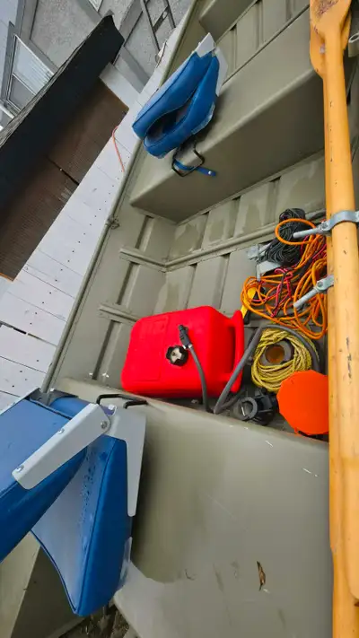14 ft tracker trailer motor and gear 3200 cdn no low ballers and sell altogether