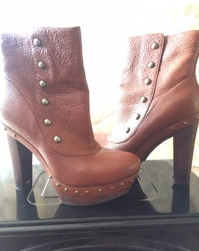 UGG Cosima Boots - Brand New - 42 / 11 US dans Femmes - Chaussures  à Ville de Montréal - Image 2