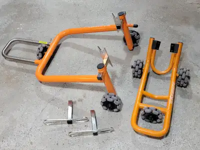 Supports de haute qualité Dynamoto pour l'avant et l'arrière qui permettent de déplacer une moto dan...