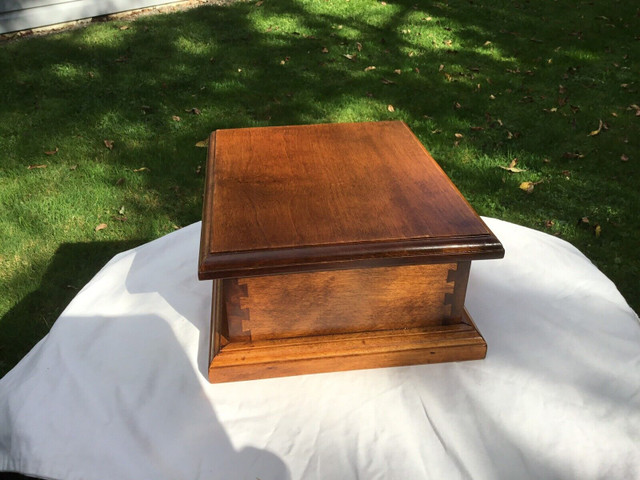 Cremation Box (URN) dans Art et objets de collection  à Bedford