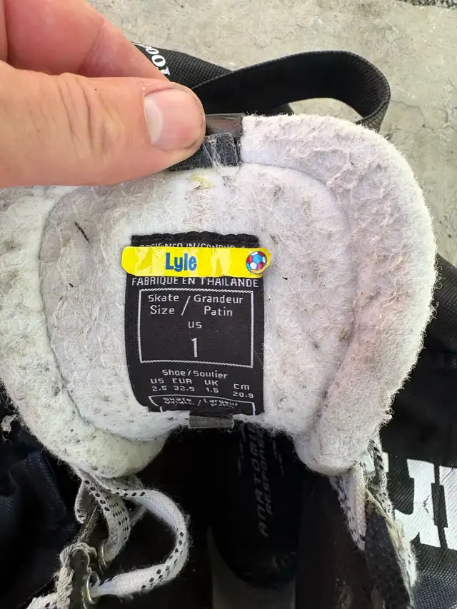 kids skates - hockey pants in Hockey in Guelph - Image 3